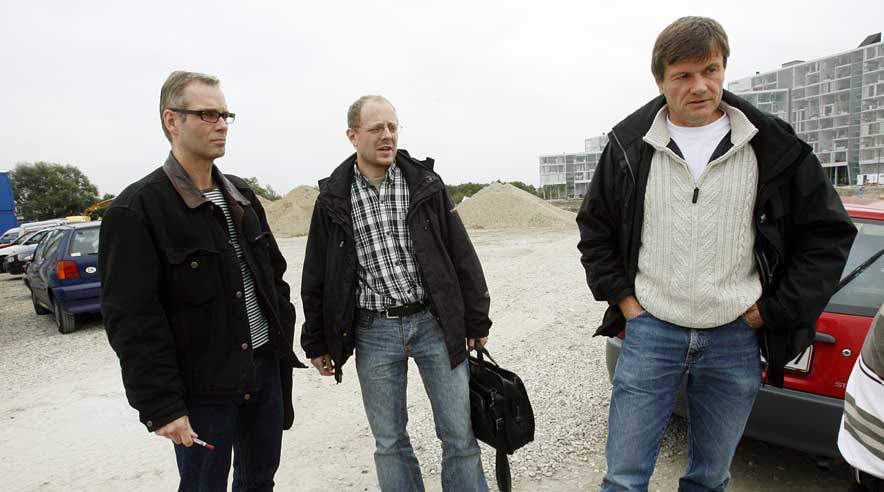 De københavnske byggefagforeninger på vej til møde for at få ordnede forhold for polske arbejdere i Ørestaden. Fra højre Ebbe Dalgaard og Carsten Bansholm, begge faglige sekretærer i BJMF, og Palle Bisgaard, bygningsgruppeformand i TIB i København (Foto: Harry Nielsen)