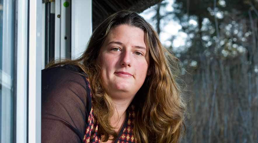 23-årige Heidi Olsson har fået stoppet sine sygedagpenge af Falck Jobservice. Men firmaets afgørelse &#8221;gælder ikke&#8221; vurderer ankenævnet, som kræver en ny kendelse. (Foto: Jens Bach)