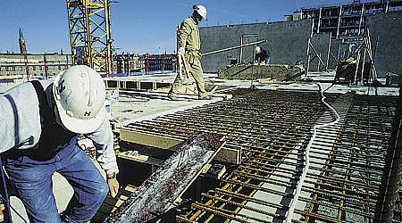 Sikkerheden på danske byggepladser lever ikke op til de europæiske minimumsstandarder. Og der kan gå op til to år, før nye regler er på plads. (Arkivfoto.)