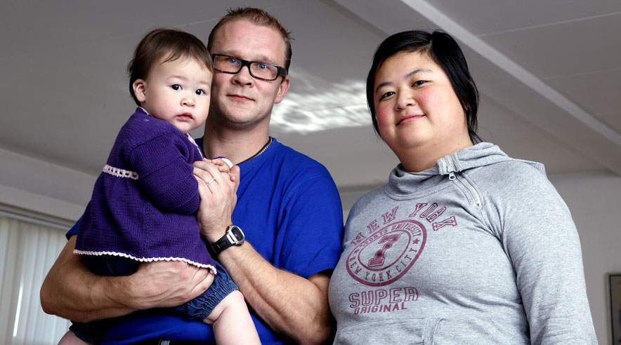 Mads Svanes og Heidi Kolding med datteren Mille. Mads Svanes kalder de tre måneder på barsel med Mille for en af de bedste perioder i sit liv. (Foto: Ole Friis)