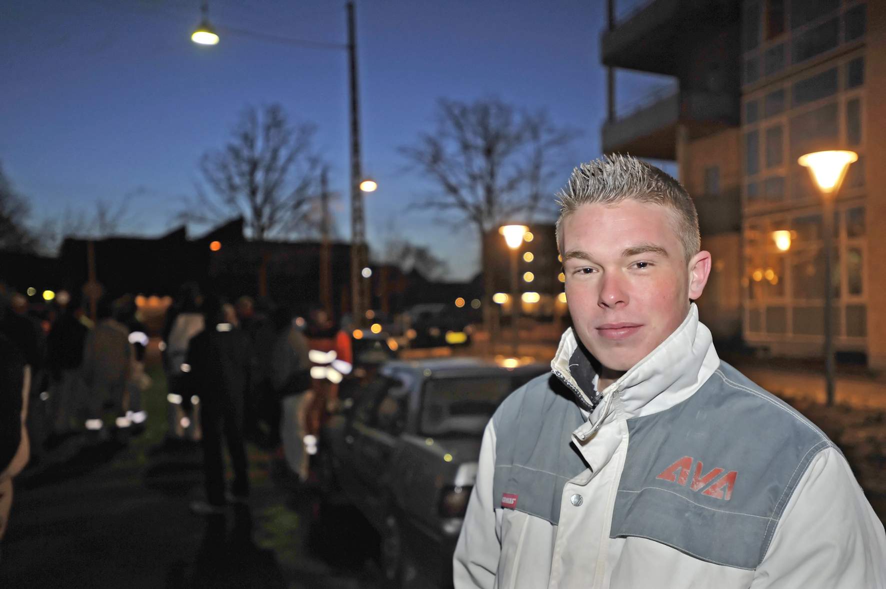 En af de arbejdsløse murersvende, der lørdag morgen blokerede pladsen, er 20-årige Aske. Han kalder det forrykt, at de ansatte arbejder dobbelt tid, imens han og 179 kollegaer går arbejdsløse.