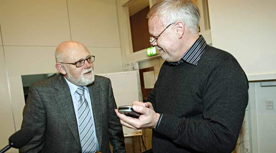 Flemming Ast fra Motto-Captura ApS demonstrerer den lille "ordblindecomputer" Motto for 3F's forbundsformand, Poul Erik Skov Christensen (tv).