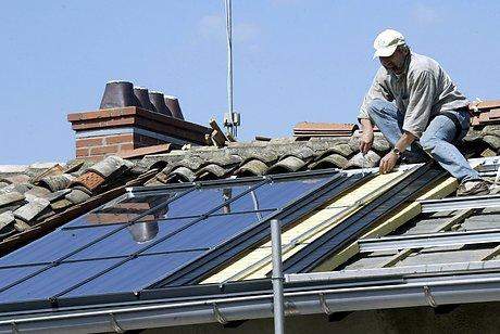 Satsning på solceller og vindmøller giver både job og bedre klima. Men Danmark har mistet tusindvis af grønne job i 2009.  