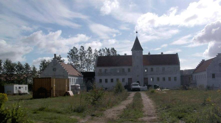 I sommers blev Asbølholm Gods istandsat af litauere til 50 kroner i timen. I alt snød danske Frederik Backhaus og firmaet Normandia litauerne for 1,5 millioner kroner. (Foto: Malernes Fagforening)