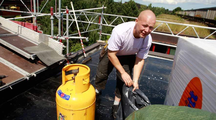 30-årige Henrik Millot fortalte forleden til Nyhedsbrevet 3F, hvordan har blev sendt i aktivering som tagdækker og dermed gik som gratis arbejdskraft. (Foto: Harry Nielsen)