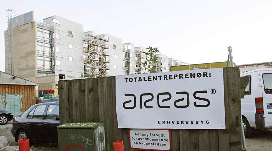 Byggefagforeningerne og Rejsearbejderne har længe foreslået, at byggepladser skilter med såvel bygherre, som entreprenør og alle andre aktører.  (Arkivfoto: Harry Nielsen)