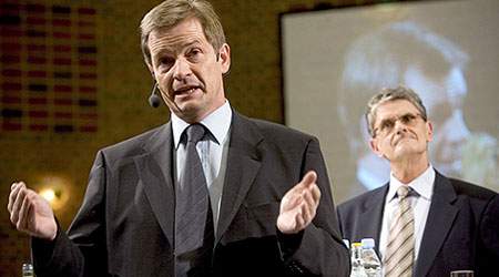 Erhvervsminister og konservativ partileder Bendt Bendtsen argumenterer over for tilhørerne på LO's høring om globalisering i Odense, mens S-formand Mogens Lykketoft forsøger at finde en grimasse, der kan passe. (Foto: Niels Nyholm)