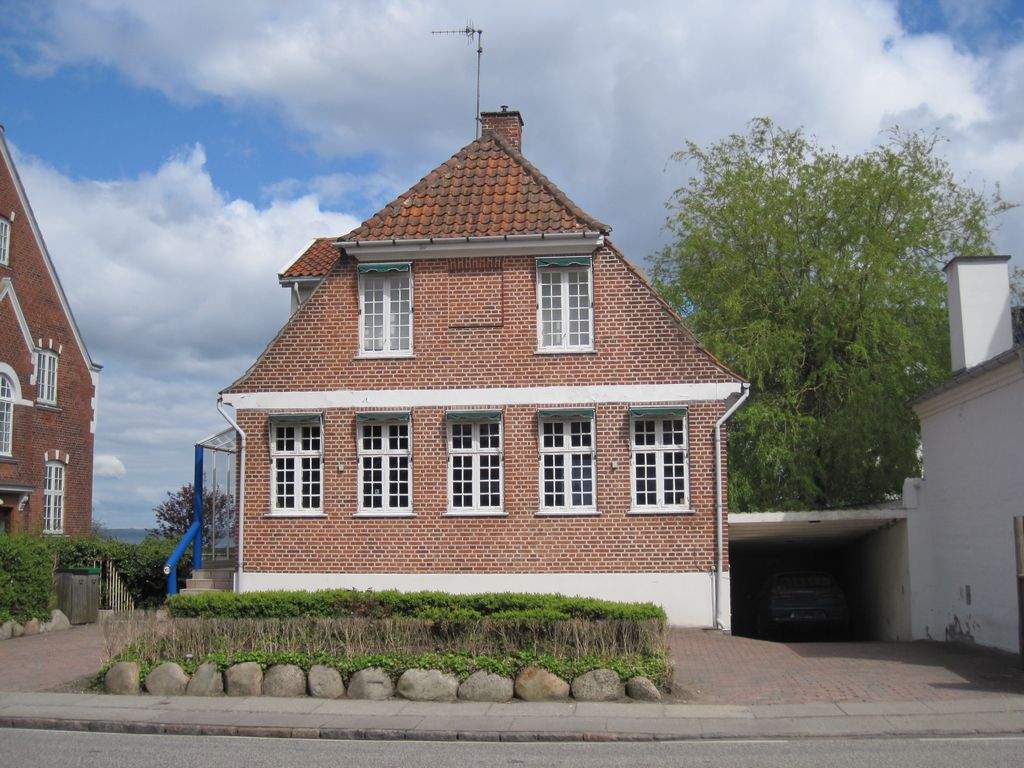 Koncernchef i Forenede Service Peer C. Krogh ejer denne villa på Strandvejen i Nordsjælland. Han oplyser, at hans søn Michael Krogh - uden hans vidende - igennem 5- 7 måneder udlejede villaen til østeuropæiske rengøringsfolk. (Foto: Fagbladet 3F)