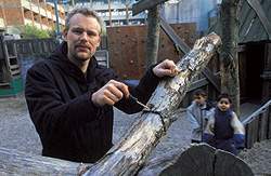 Pædagog Thomas Friis Nielsen fra den integrerede institution Carlsberg Bryg i København med en rådden, bærende bjælke. De farlige legeredskaber er nu fjernet.
Foto: Jerry Bergman