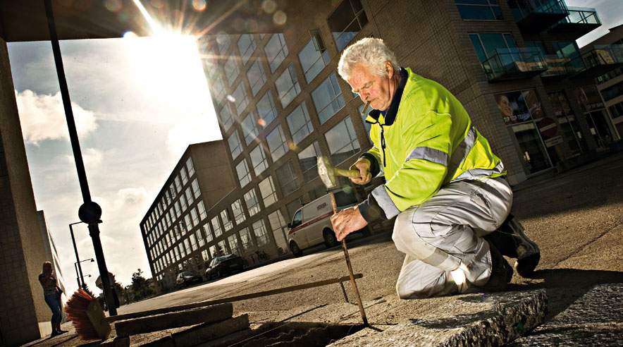 Frank Christensen sørger med overblik og nidkærhed for, at stenene ligger millimeterpræcist langs kanalerne i Ørestaden. (Foto: Thomas Arnbo.)