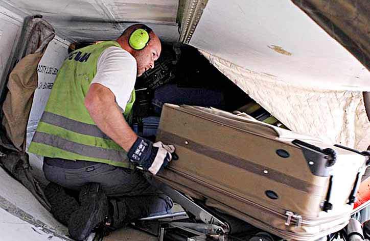 Midt i juleslæbet kan de ansatte i Københavns Lufthavn glæde sig over, at folks kufferter generelt er blevet lidt lettere at løfte på.  (Model-Foto: Morsi Miheasen)