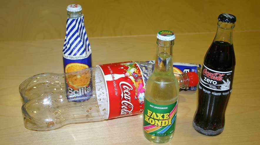 Et af de store problemer blandt børn og unge er, at de drikker alt for mange sodavand, og alligevel går man på grund af grænsehandelen ind og regulerer sodavandsafgiften. (Arkivfoto)