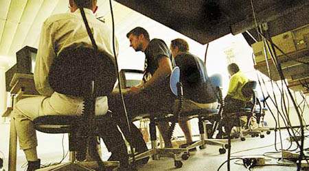 Per Christensen fra 3F peger på, at de penge, der spares på aktivering, bør bruges på voksenlærlingepladser.  (Arkivfoto.)