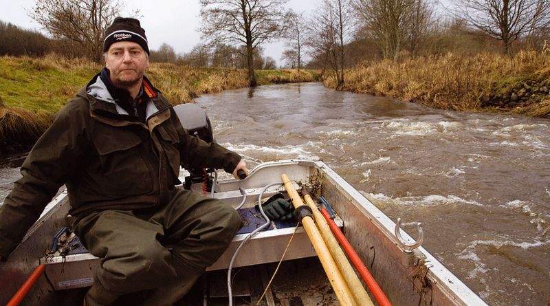 På dette flade stykke af Vejle Å giver stenene lidt fornemmelse af at man er på "white water rafting". (Foto: Steen Rasmussen)