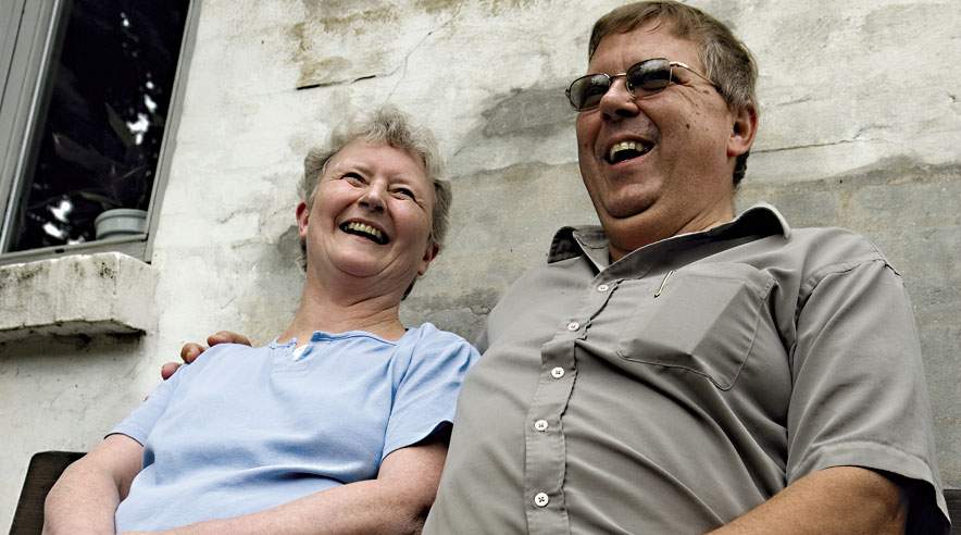 Det er et ufatteligt stort beløb og en fantastisk lettelse, at vi ikke længere skal tænke på penge, hvis der sker noget, siger Poul Erik og hans kone Jytte Knudsen om den uventede erstatning fra Arbejdsskadestyrelsen. (Foto: Niels Aage Skovbo)