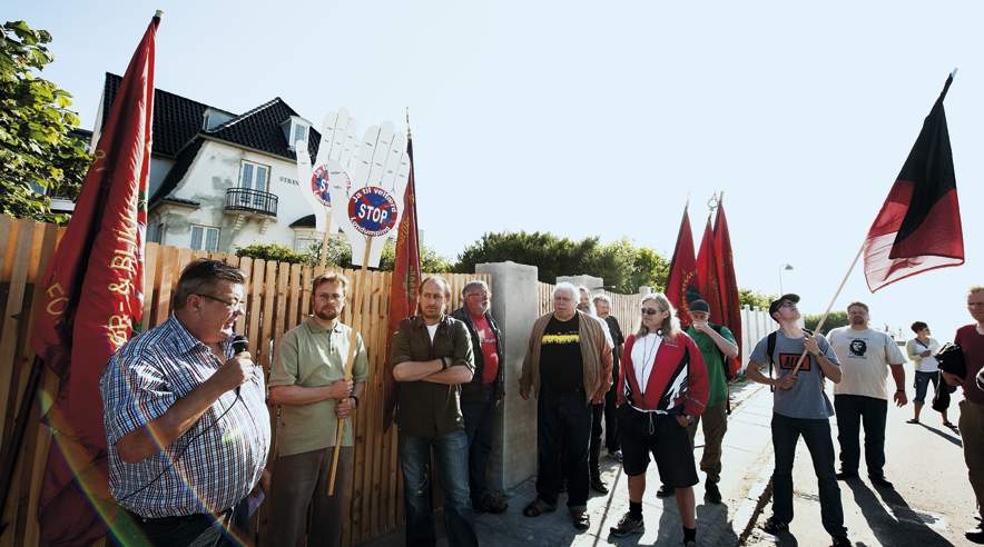 35 arbejdsløse bygningsarbejdere demonstrerede i dag foran Bille August millionvilla i Hellerup. De er vrede over, at uorganiseret og undertalt arbejdskraft udfører det arbejde, de lige så godt kunne have udført. (Foto: Joachim Rode)