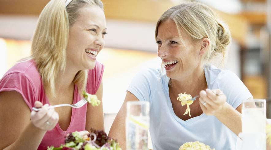 Ifølge diætist Gitte Dreyer har folk med en sund og varieret kost ikke behov for at spise vitaminpiller. Kun gravide, folk på slankekur og personer, der spiser meget ensidigt, kan med fordel tage en vitaminpille. (Foto: Colourbox)