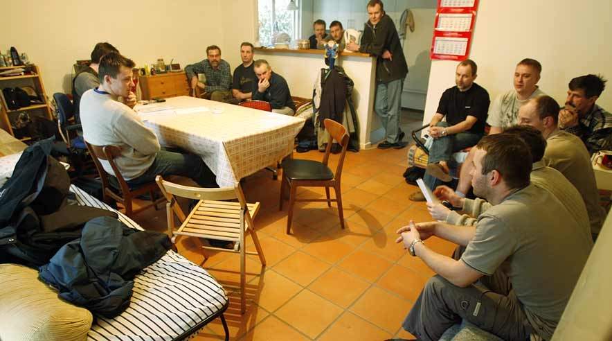 Bygge-, Jord- og Miljøarbejdernes Fagforening orienterer de polske ansatte på et møde i den villa i Lyngby, hvor de er indkvarteret. (Foto: Harry Nielsen)