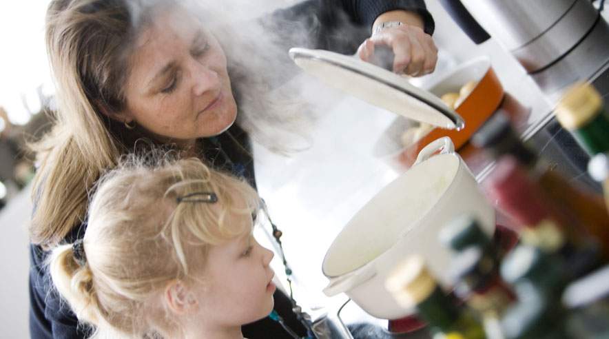 Riv eller blend alverdens grøntsager og bland det hele i frikadellefarsen, kødsaucen eller gryderetten.  (Foto: Colourbox)