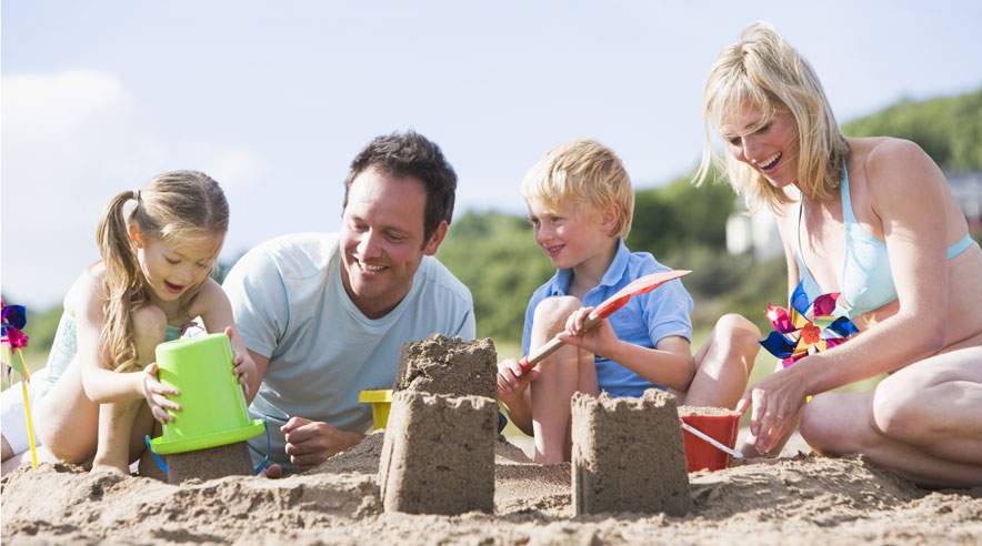 Fra 1. april fik ledige på kontanthjælp ret til fem ugers ferie. Et af formålene var at give mulighed for at holde fri med familien. (Foto: Colourbox)