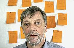 Lige nu hænger der 14 orange sedler på Jonny Wyrtz' opslagstavle med tip om arbejdsgivere, der bruger illegal arbejdskraft. (Palle Peter Skov)