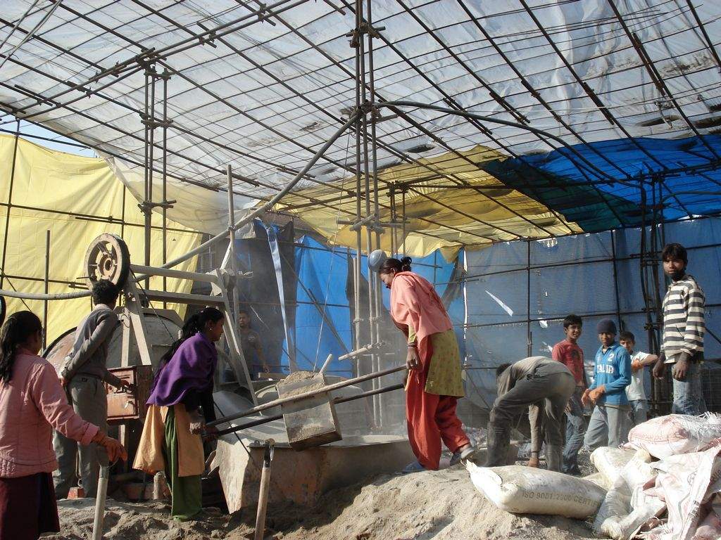 Kvinderne på byggepladser i Nepal står for meget hårdt og farligt arbejde. (Foto: 3F solidaritetsgruppe)