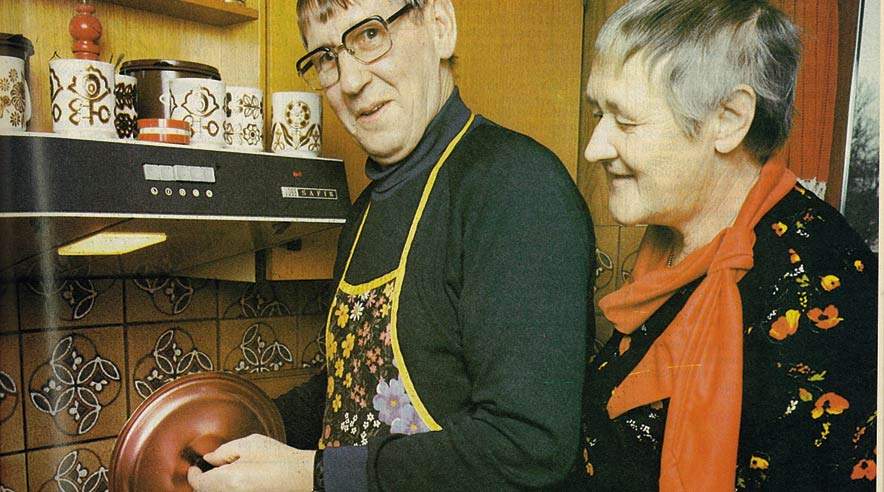 I 1979 besøgte Fagbladet Ejner Bang (tv), der gik på efterløn straks ordningen blev indført. Her viser han, hvordan han bruger fritiden i køkkenet.