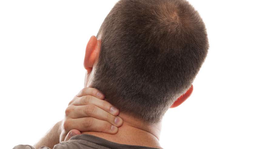 Gentagne arbejdsstillinger kan nemt belaste din nakke, skuldre og ryg. (Foto: Colourbox)