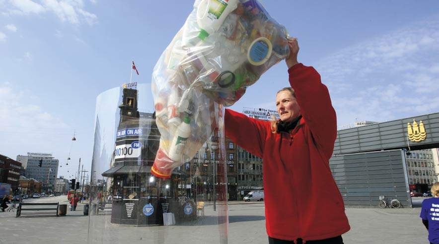 Rådhuspladsen i København blev d. 16. april omdannet til en stor genbrugsstation. Her kunne folk få tips og gode råd fra Amagerforbrændingen til, hvordan ens affald kan sorteres ((Foto: Harry Nielsen).)