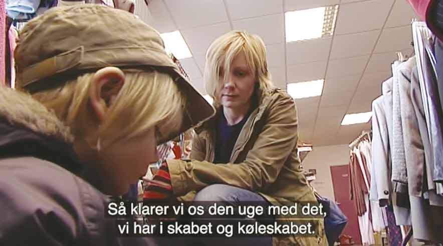 29-årige Sarah Jane Dawson er arbejdsløs sproglærer og har ikke råd til at købe et par brugte sko til 60 kroner (fra filmen Frit valg eller frit fald). (Foto: Bylant Film)