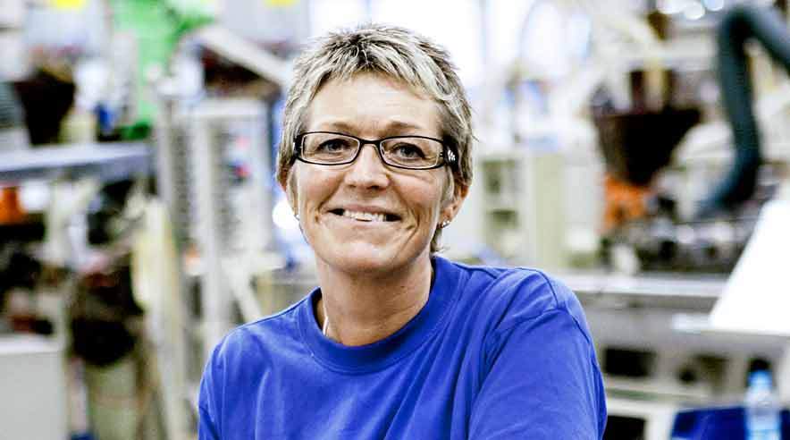 Dorte-Marie Ejstrup har for nylig afsluttet sin uddannelse. Hun arbejder nu som plastmager på Primo i Tistrup. Jeg har lært alt fra bunden og været lidt på skolebænken. Nu har jeg fået et meget mere afvekslende arbejde, siger hun.  
 (Foto: Robert Attermann)