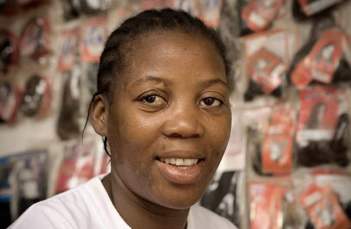 Bernadette gør en stor indsats for at aflive de mange myter om aids blandt sine kolleger. (Foto: Søren Zeuth)