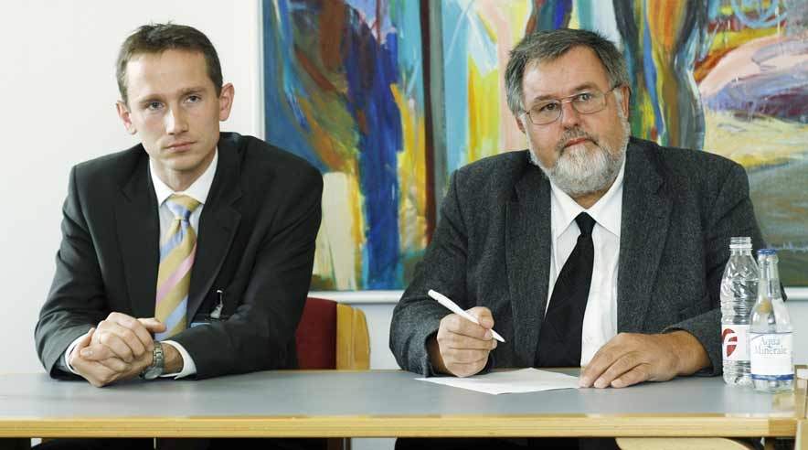 Skatteminister Kristian Jensen ser intet behov for at indføre pligt til skiltning på byggepladser, mens BAT-formand John Larsen omvendt mener, at skiltning vil give åbenhed og kunne lige ud i tvivlsomme byggefirmaer.