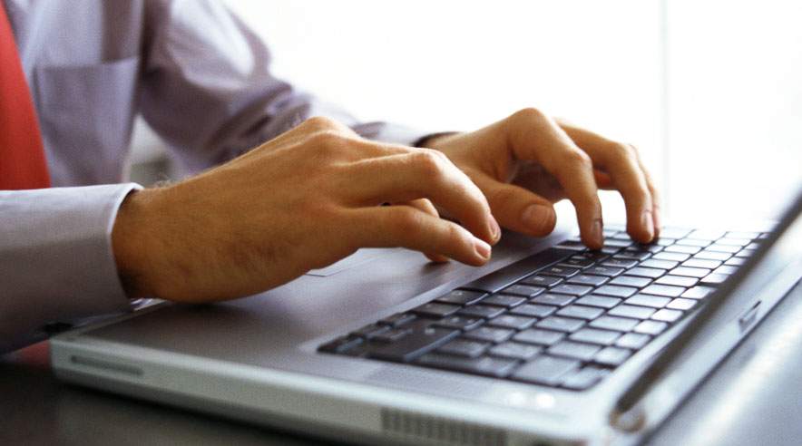 Det er nemt og hurtigt at sende en besked til mange mennesker via e-mail. Men selvom det er en nem måde at kommunikere på, så er det en god ide at gøre sig umage med sine e-mails, så de bliver korte og præcise. (Foto: Colourbox)