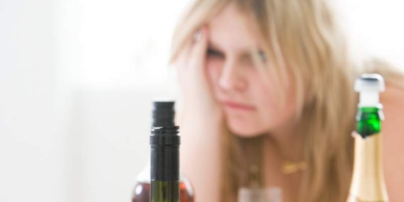 Mange danskeres alkoholproblemer starter netop i ungdomsårene, hvor det at drikke alkohol bliver ensbetydende med at drikke sig i hegnet, når lejlighed byder sig. (Foto: Colourbox)