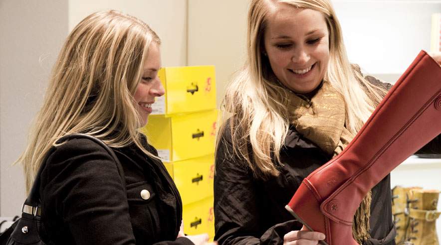 Øverst på mændenes ønskeseddel står en spillekonsol. Kvinderne derimod vil hellere have gavekort til at shoppe. (Foto: Colourbox)