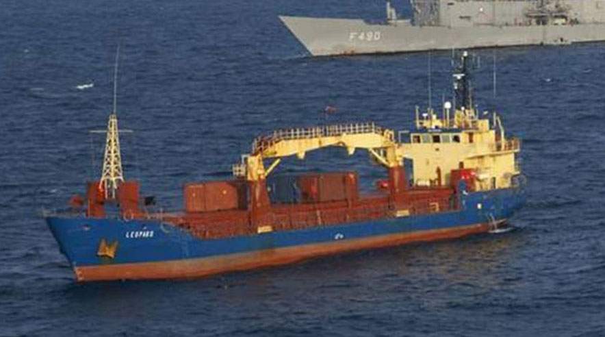 Det danske skib Leopard blev kapret af pirater 12. januar. Billedet viser, at det skete voldsomt. Ruderne på kommandobroen er smadret. (Foto: NATO)