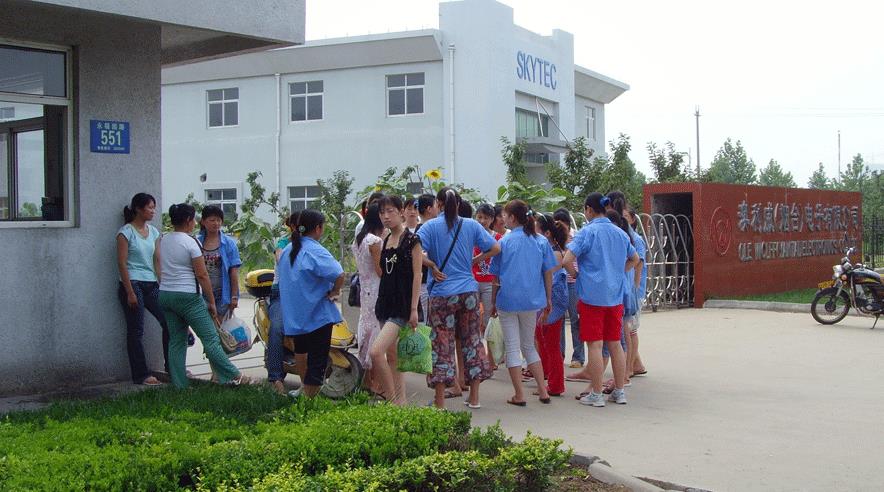 De ansatte på den danske fabrik Ole Wolff har protesteret over ulovlige fyringer. Nu fyrer og flytter firmaet den kinesiske fabrik