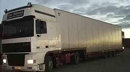 3F efterlyser større indsats fra såvelpoliti som arbejdsgiverorganisationen ATL over for vognmænd, som overtræder reglerne. På billedet ses en af de lastbiler, som estiske chauffører ulovligt fragter flygods i mellem Københavns Lufthavn og Billund Lufthavn. (Foto:  Ulrik Bang)