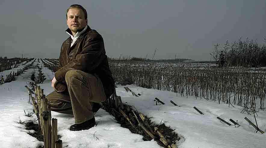 - Hvis jeg havde vidst, jeg skulle arbejde så mange timer for så lidt, var jeg aldrig taget til Danmark, siger Ruben Jürgens, der i dag er ansat under ordentlige forhold hos en anden landmand. (Foto: Niels Åge Skovbo)