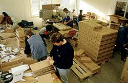 Næsten 25 procent færre ledige blev aktiveret i 2003 i forhold til året før. På billedet ses unge i aktivering på en papkassefabrik i Bjergsted.