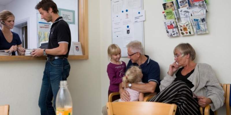 Det er menneskeligt urimeligt og hul i hovedet, når der ofte går mange måneder, før syge danskere får den diagnose, der giver adgang til behandling på sygehuse. Det mener PensionDanmark, der har opfundet en hurtig løsning. (Arkivfoto)