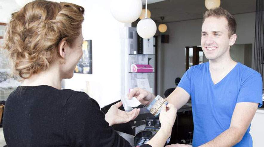 Når du køber julegaver, så husk at spørge om, hvor længe gaven kan byttes. Og hvis du ikke får et byttemærke på gaven, så bed ekspedienten om at skrive på kvitteringen, at gaven kan byttes. (Foto: Colourbox)