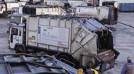 Skraldebiler kan ikke fjerne skrald, så længe vejene ikke er ryddet for sne. (Arkivfoto)