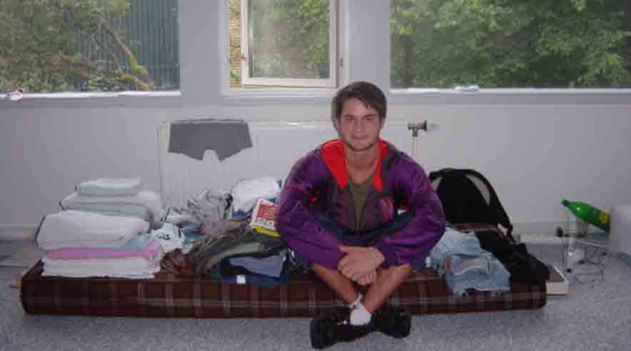 19-årige Sorin Pasca fra Rumænien har endnu ikke fået en løncheck på knap 93.000 kroner, som han er blevet snydt for hos Gartnervikaren. Da rumæneren var ansat i vikarbureauet, betalte han 3.100 kroner til sin arbejdsgiver for et rum med tekøkken og tre madrasser på gulvet. (Foto: Morten Halskov)