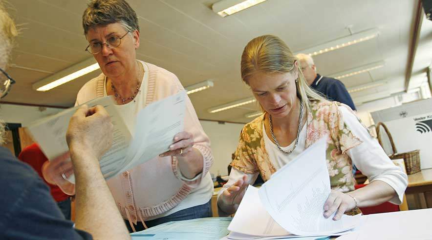 Lilian Heneberg (i midten) styrer slagets gang. Her sammen med Stine Dahl og Karsten Almskou, der pakker stemmesedler til medlemmer på industrioverenskomsten. Foto: Harry Nielsen.