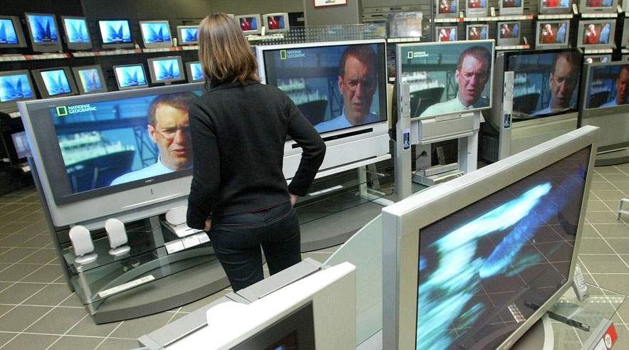 Hvad skal man vælge? Det kan synes uoverskueligt at skulle finde ny fladskærm til stuen. (Foto: Colourbox)