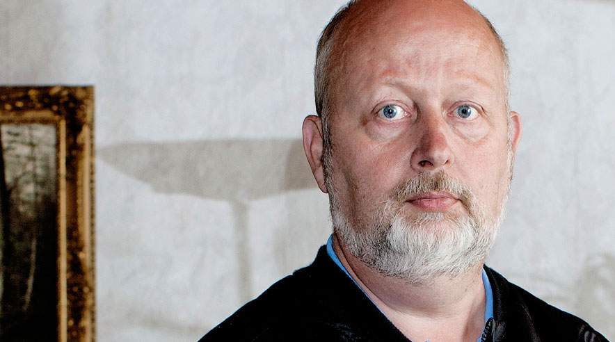 Ole Rønhoff udfyldte papirerne med sin leder en måned efter en ulykke, der smadrede hans skulder. Men Royal Unibrew sendte aldrig papirerne ind. Nu har Ole fået afslag på erstatning, fordi ulykken ikke blev anmeldt til tiden. (Foto: Uffe Weng)