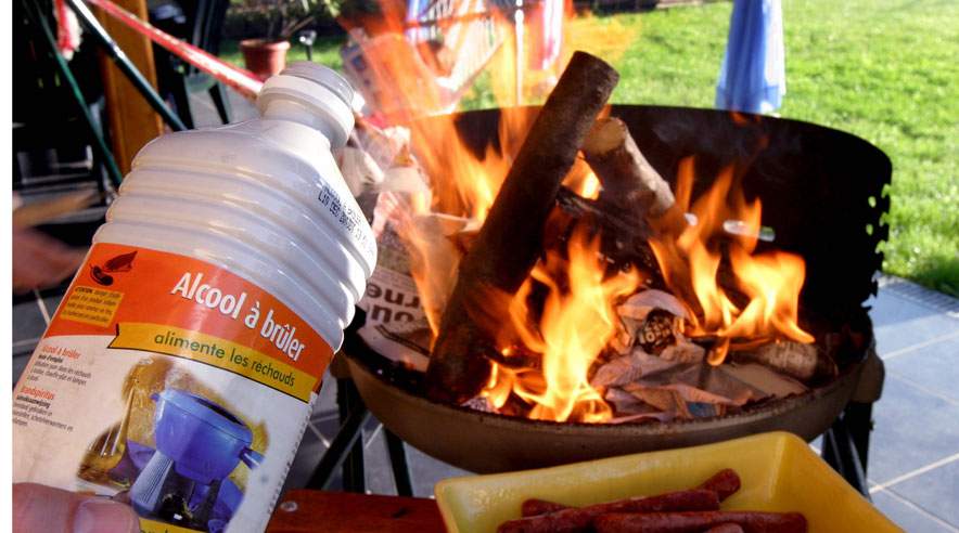Og lad så for h...... være med at hælde brændbare væsker direkte på de varme kul! (Arkivfoto: Colourbox.)