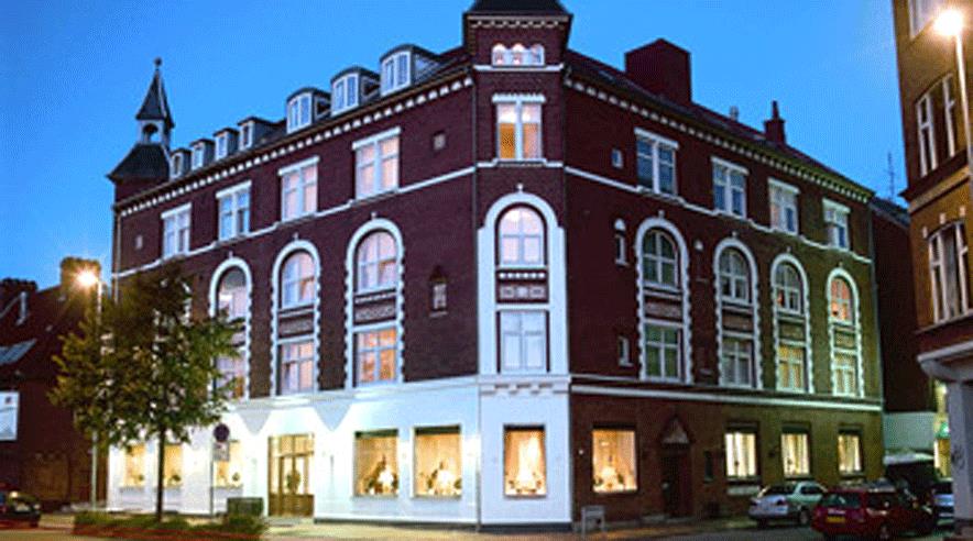 Hotelejer Jan Milling i Odense, der blant andet ejer Ansgar Hotel, mødte ikke op i retten i går. Han var i stedet taget på ferie. (Foto fra hotellets hjemmeside.)